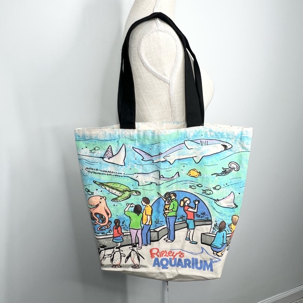 NWT Ripley’s Aquarium Tunnel Canvas Tote Bag Fish Shark Penguin Reusable Tote